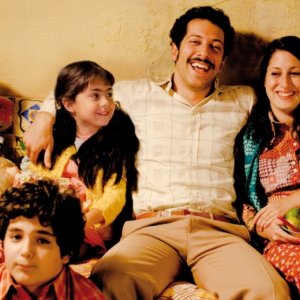 Almanya - La mia famiglia va in Germania: Demet Gül e Fahri Ogün Yardim in una scena del film