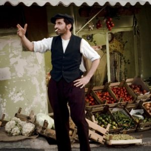 Almanya - La mia famiglia va in Germania: Denis Moschitto in una scena del film