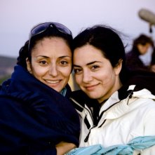 Almanya - La mia famiglia va in Germania: la regita Yasemin Samdereli insieme alla sceneggiatrice Nesrin Samdereli sul set del film