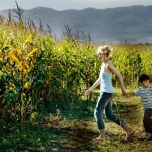 Almanya - La mia famiglia va in Germania: Petra Schmidt-Schaller insieme al piccolo Rafael Koussouris in una scena del film