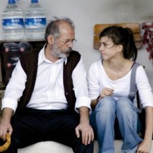 Almanya - La mia famiglia va in Germania: Vedat Erincin e Aylin Tezel in una scena del film