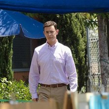 Colin Hanks nei panni di Travis in una scena dell'episodio Just let go