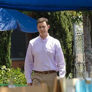 Colin Hanks nei panni di Travis in una scena dell'episodio Just let go