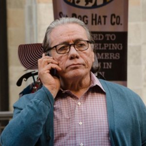 Edward James Olmos nei panni del professor Gellar in una scena dell'episodio Just let go