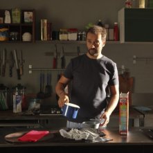 Fabio Volo in cucina in una scena del film sentimentale Il giorno in più