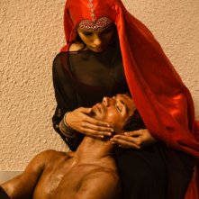 Freida Pinto e Henry Cavill in una scena del film epico d'azione Immortals 3D