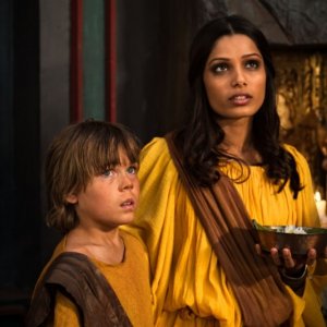 Freida Pinto in una scena del film epico d'azione Immortals 3D insieme al piccolo Gage Munroe