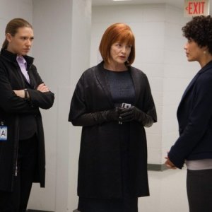 Fringe: Anna Torv, Blair Brown e Jasika Nicole nell'episodio Subject 9