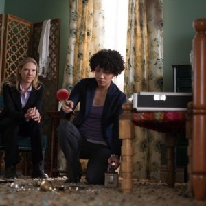 Fringe: Anna Torv e Jasika Nicole nell'episodio Subject 9