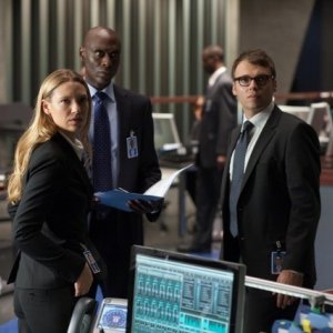 Fringe: Anna Torv, Lance Reddick e Seth Gabel nell'episodio Novation
