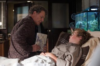 Fringe: John Noble ed Aaron Bird nell'episodio Alone in the World