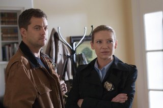 Fringe: Joshua Jackson ed Anna Torv nell'episodio And Those We Left Behind