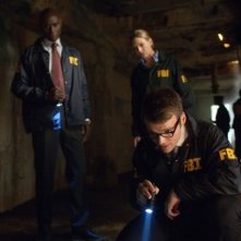 Fringe: Lance Reddick, Anna Torv e Seth Gabel nell'episodio One Night in October