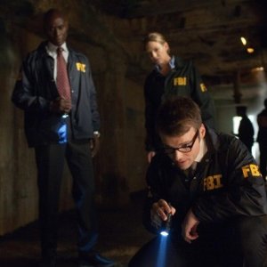 Fringe: Lance Reddick, Anna Torv e Seth Gabel nell'episodio One Night in October