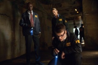 Fringe: Lance Reddick, Anna Torv e Seth Gabel nell'episodio One Night in October