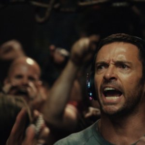 Hugh Jackman incita il suo robot sul ring in una scena di Real Steel