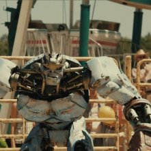 Hugh Jackman telecomanda il robot Ambush in una scena del film Real Steel