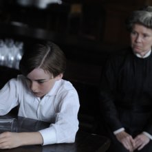 Isaac Hempstead-Wright e Imelda Staunton in una scena del film 1921 - Il mistero di Rookford