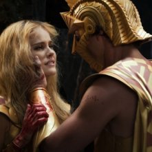 Isabel Lucas in una scena tratta dal film epico Immortals 3D