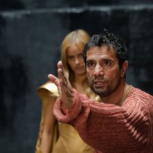 Isabel Lucas insieme al regista Tarsem Singh sul set di Immortals 3D