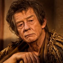 John Hurt è Zeus in una scena del film epico Immortals 3D