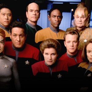 kate Mulgrew, Roxann Dawson, Robert Picardo e il resto del cast della serie Star Trek Voyager in una foto promozionale