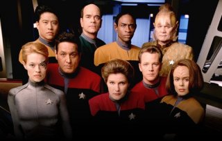 kate Mulgrew, Roxann Dawson, Robert Picardo e il resto del cast della serie Star Trek Voyager in una foto promozionale