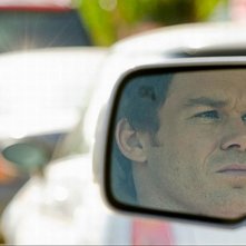L Immagine Di Michael C Hall Riflessa Nello Specchietto Della Sua Auto In Una Scena Dell Episodio Ju 221619