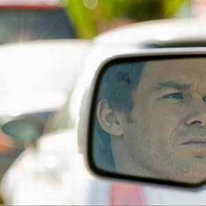 L'immagine di Michael C. Hall riflessa nello specchietto della sua auto in una scena dell'episodio Just let go