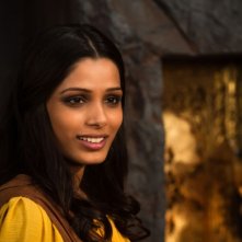 La bellissima Freida Pinto sorride in una scena del film Immortals 3D