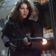 La Cosa: Mary Elizabeth Winstead da la caccia all'alieno in una scena del film