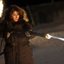 La Cosa: Mary Elizabeth Winstead spara delle fiamme in una scena del film
