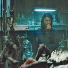 La Cosa: Ulrich Thomsen insieme a Mary Elizabeth Winstead in una scena del film