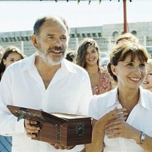 Le nevi del Kilimangiaro: Jean-Pierre Darroussin e Ariane Ascaride sorridenti in una scena del film