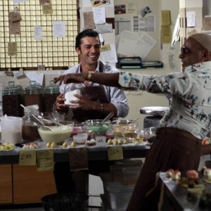 Lezioni di cioccolato 2: Hassani Shapi e Luca Argentero si divertono in cucina in una scena del film