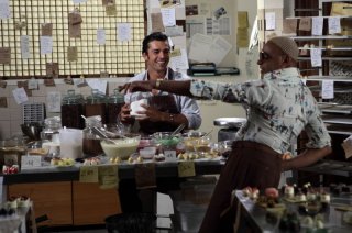 Lezioni di cioccolato 2: Hassani Shapi e Luca Argentero si divertono in cucina in una scena del film
