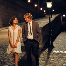 Marion Cotillard E Owen Wilson Passeggiano Sul Lungo Senna In Una Scena Di Midnight In Paris 221647