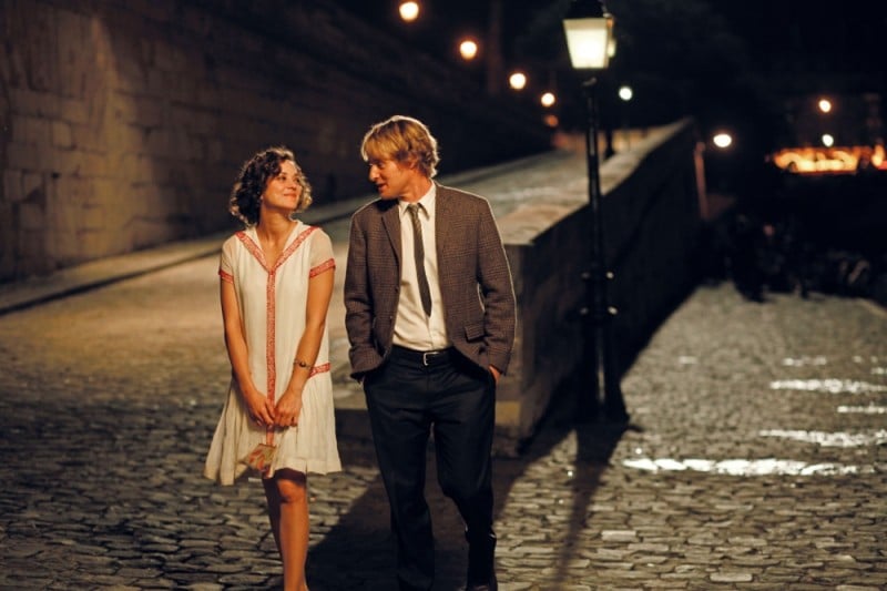 Marion Cotillard e Owen Wilson passeggiano sul lungo Senna in una scena di Midnight in Paris