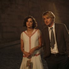 Marion Cotillard insieme a Owen Wilson in una scena di Midnight in Paris