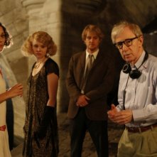 Marion Cotillard, Owen Wilson e Alison Pill insieme a Woody Allen sul set di Midnight in Paris