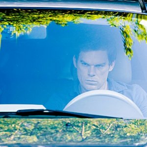 Michael C. Hall in auto in una scena dell'episodio The Angel of Death
