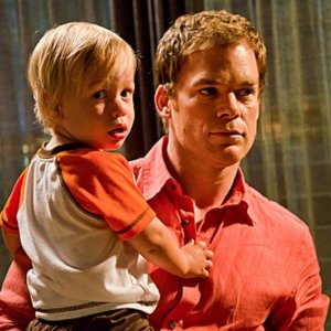 Michael C. Hall insieme al piccolo Harrison in un'immagine dell'episodio The Angel of Death