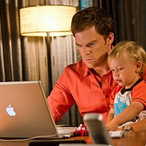Michael C. Hall traffica al computer in una scena dell'episodio The Angel of Death