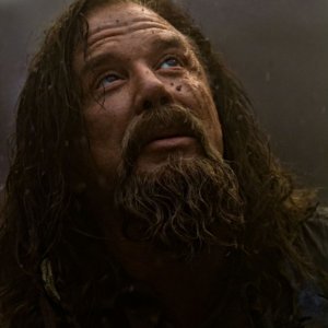 Mickey Rourke guarda al cielo in una scena del film Immortals 3D