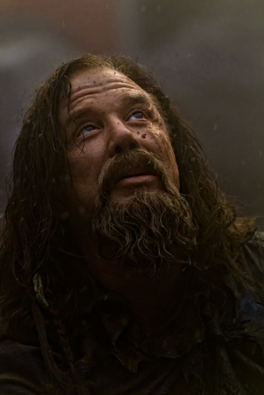 Mickey Rourke guarda al cielo in una scena del film Immortals 3D