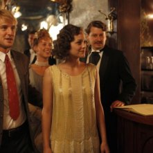 Midnight in Paris: Owen Wilson e Marion Cotillard in un bar in una scena del film