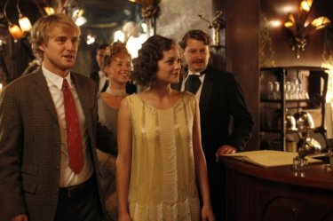 Midnight in Paris: Owen Wilson e Marion Cotillard in un bar in una scena del film