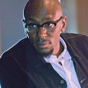Mos Def è Brother Sam in una scena del cruciale episodio The Angel of the Death
