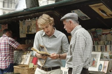 Owen Wilson chiede informazioni ad un venditore ambulante in una scena di Midnight in Paris