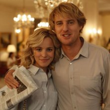 Owen Wilson e Rachel McAdams sorridenti in una bella immagine di Midnight in Paris
